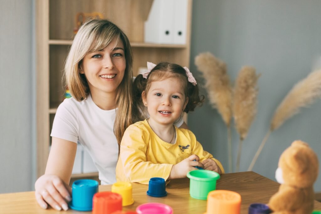 Frau und Kind beim gemeinsamen Spielen mit bunten Bechern in Bochum