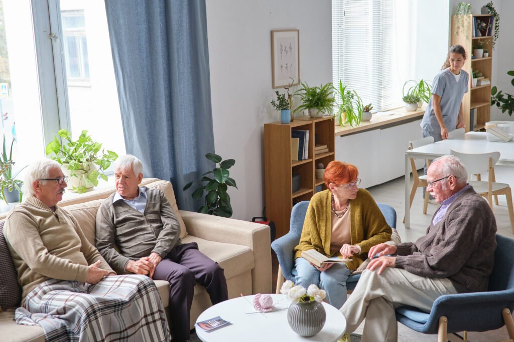 Senioren beim sozialen Austausch in einem Gemeinschaftsbereich