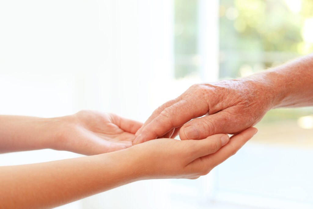 Alltagsbegleitung durch sanftes Halten der Hand zur persönlichen Zuwendung