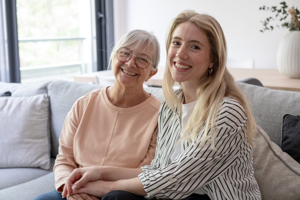 Betreuungsdienst Gelsenkirchen beim gemeinsamen Austausch und Miteinander von zwei Frauen auf einem Sofa