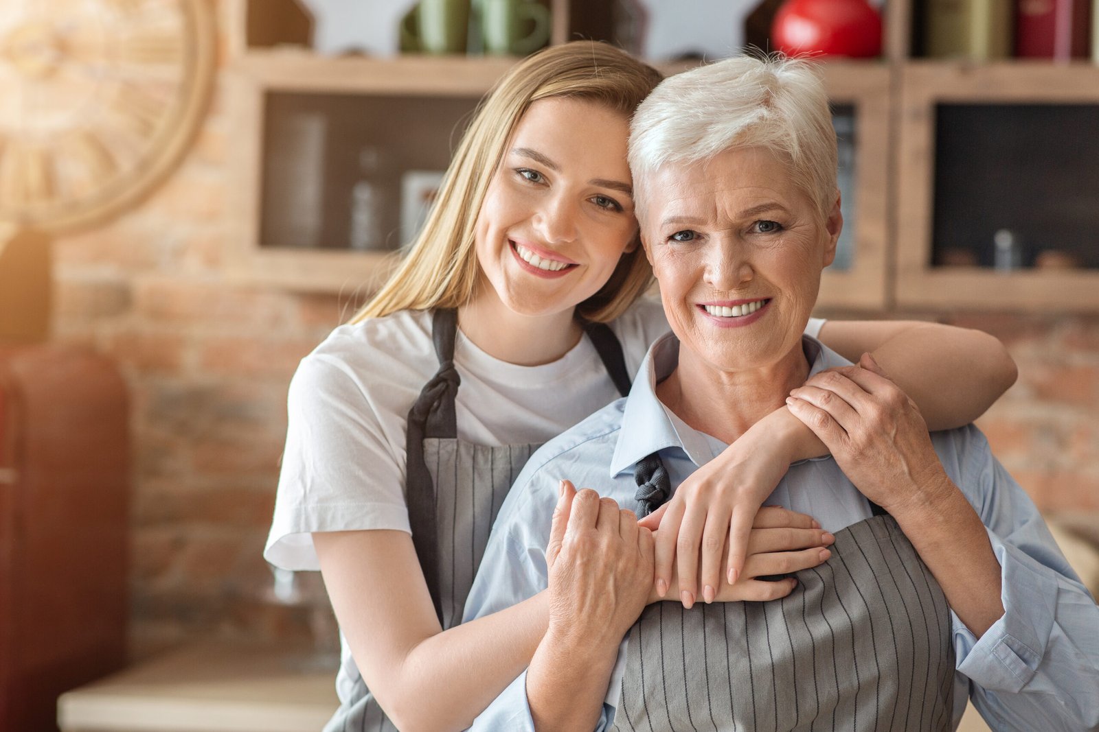 Haushaltshilfe beim gemeinsamen Alltag mit einer Seniorin