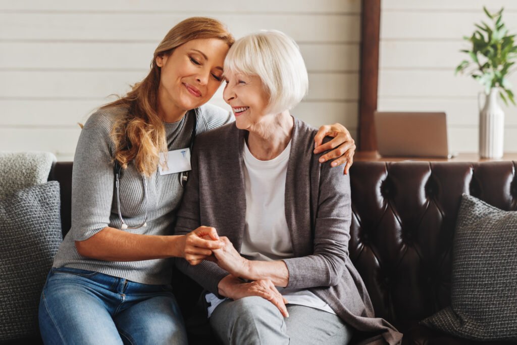 Betreuungskraft mit Stethoskop beim persönlichen Gespräch mit einer Seniorin in Gelsenkirchen