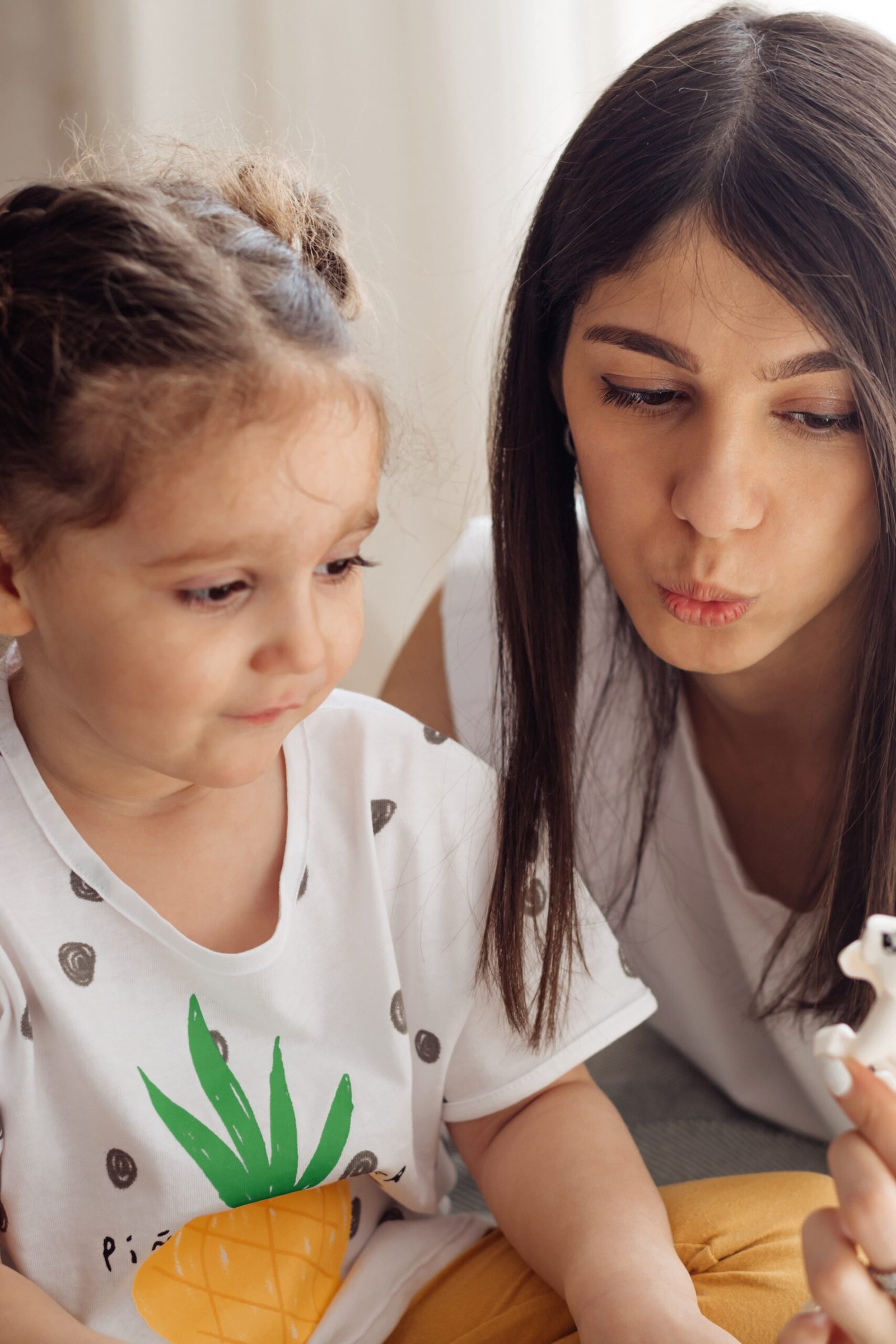 Individuelle Betreuung für Kinder bei gemeinsamen Spielaktivitäten